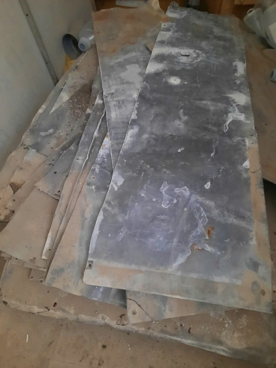 chì phế liệu tồn kho tại bệnh viện đang chất đống chờ chúng tôi thu mua