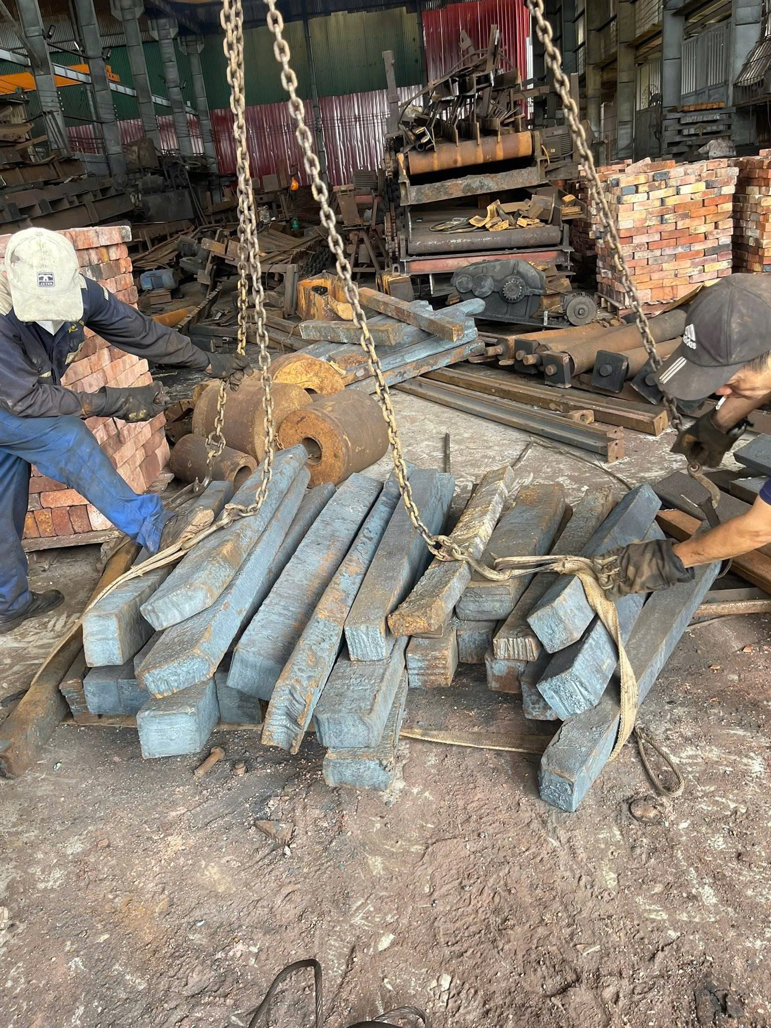 công nhân đang thu mua chì thiếc là loại chì đắt nhất hiện nay