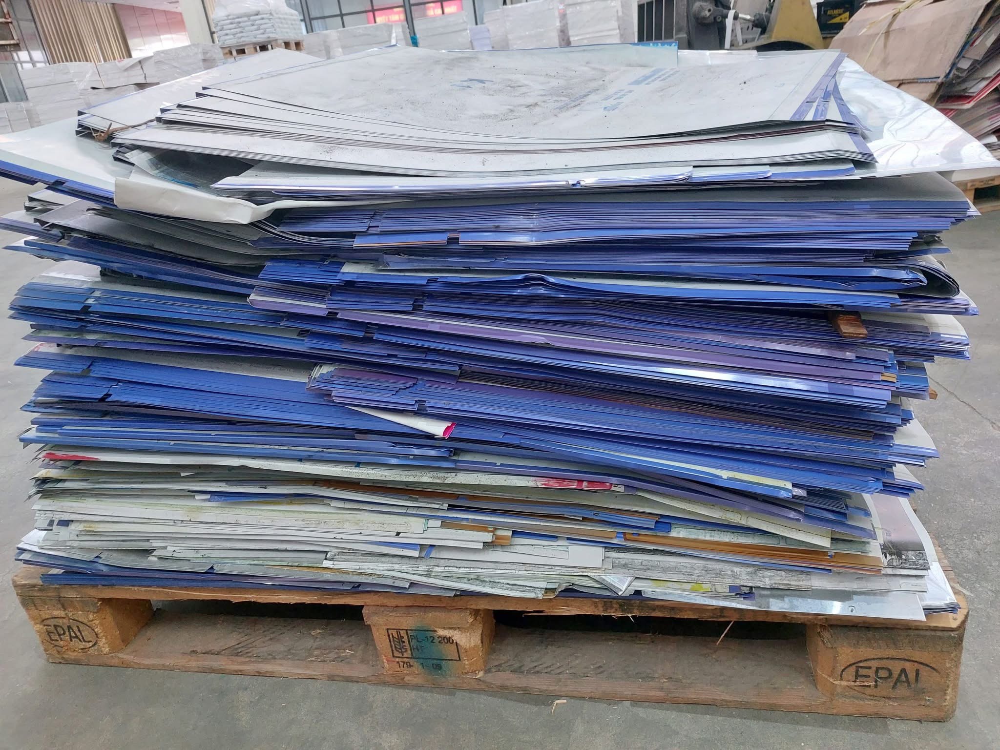 tấm kẽm in tại công ty in ấn đang chờ thanh lý