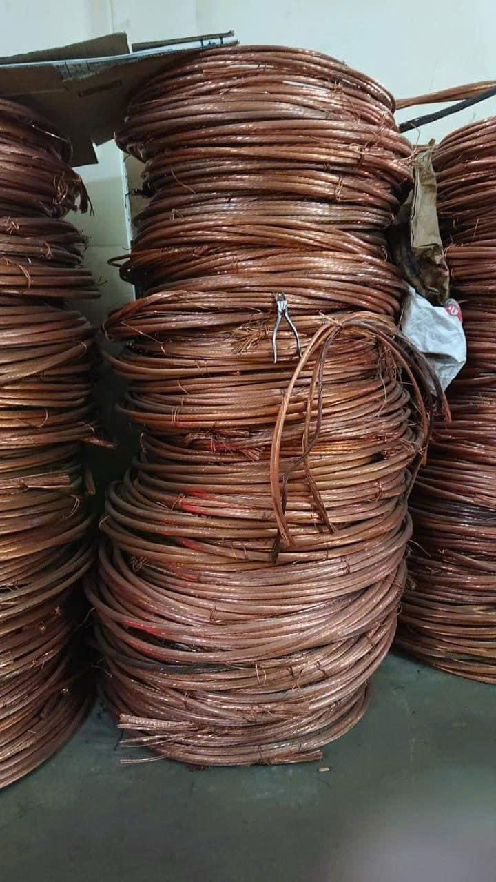 đồng phế liệu đang được phân loại tại tiền giang