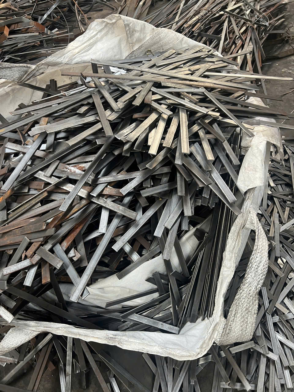 chúng tôi đang tiến hành thu mua sắt thép phế liệu tại công ty