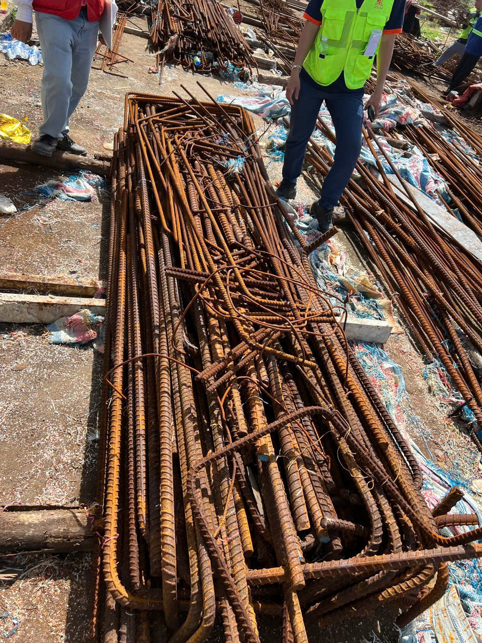 sắt phi phế liệu công trình đang được công nhân thu gom tại chỗ
