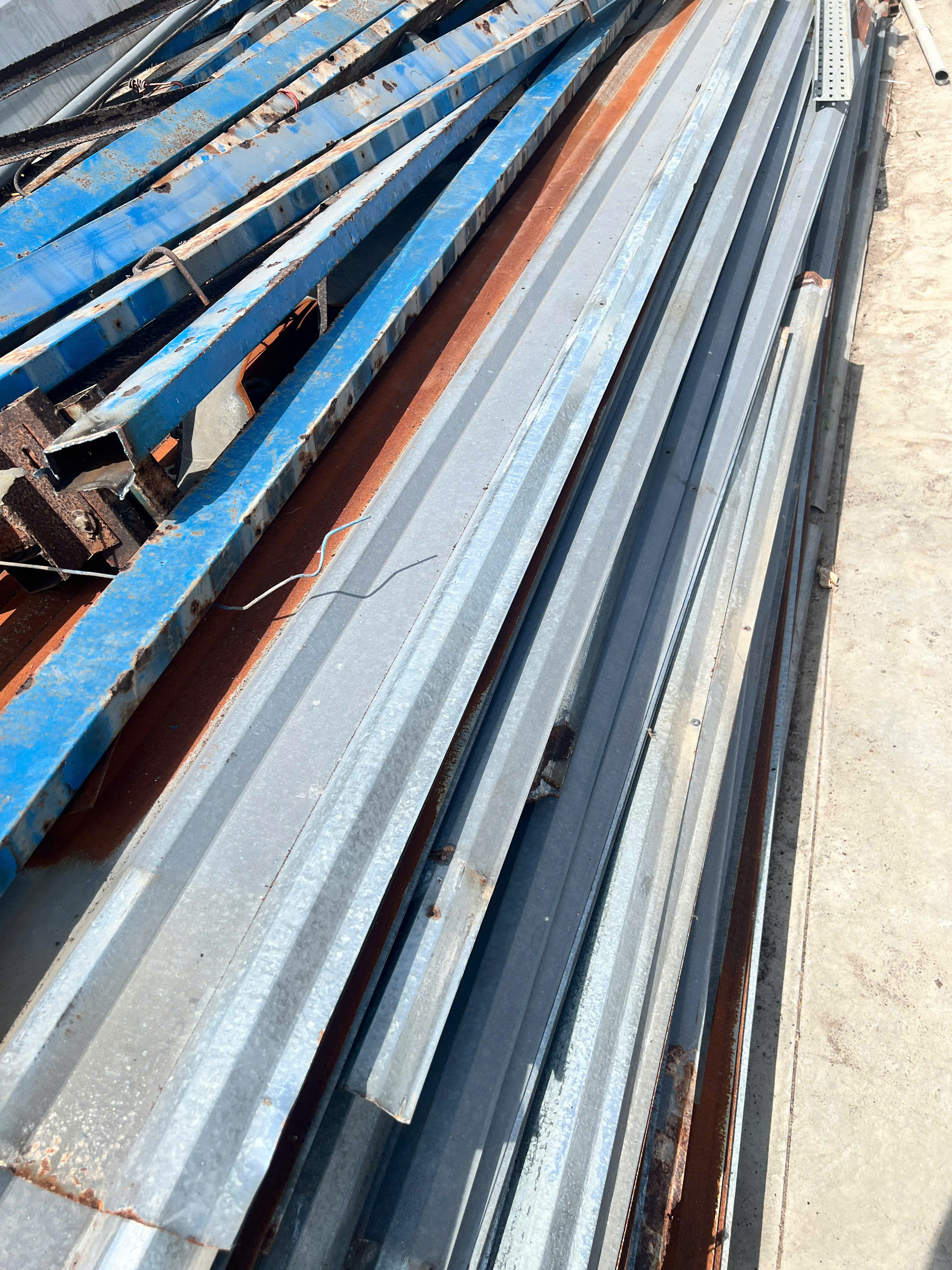 đội ngũ coong nhân đang thi công tháo dỡ sắt thép phế liệu
