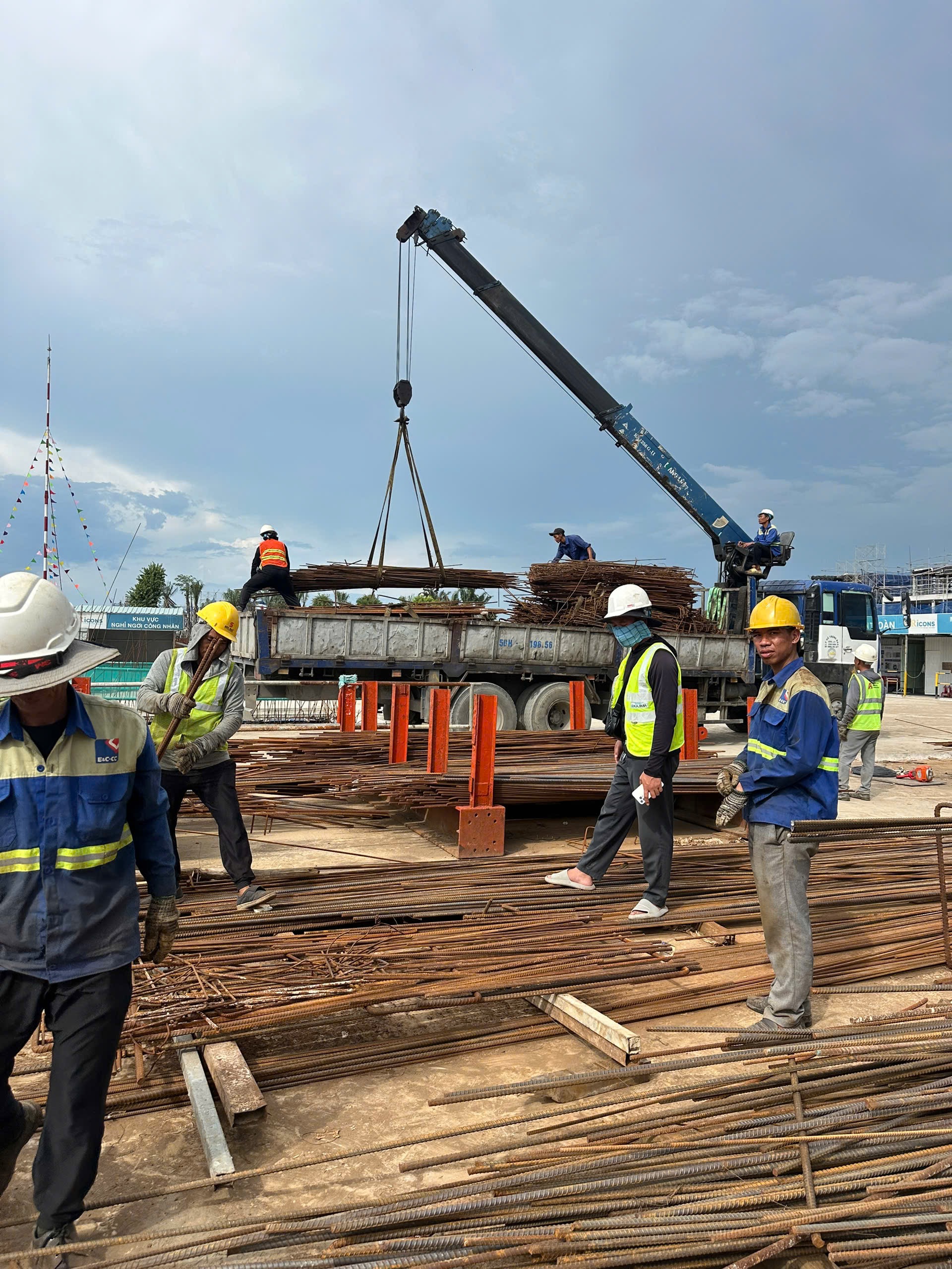 công nhân đang thu gom sắt vụn tại hà nội