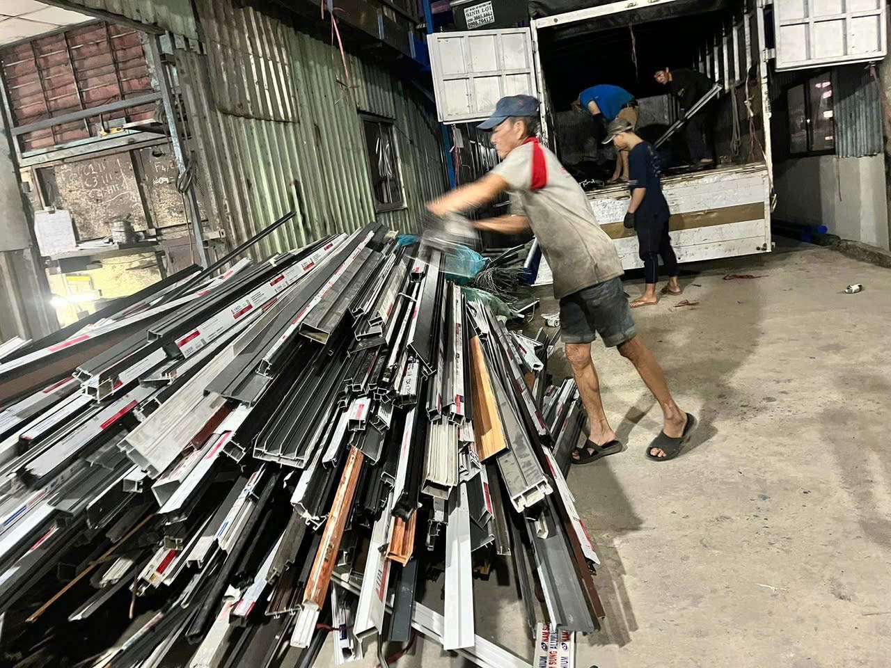 công nhân đang bốc vác phế liệu tại TPHCM
