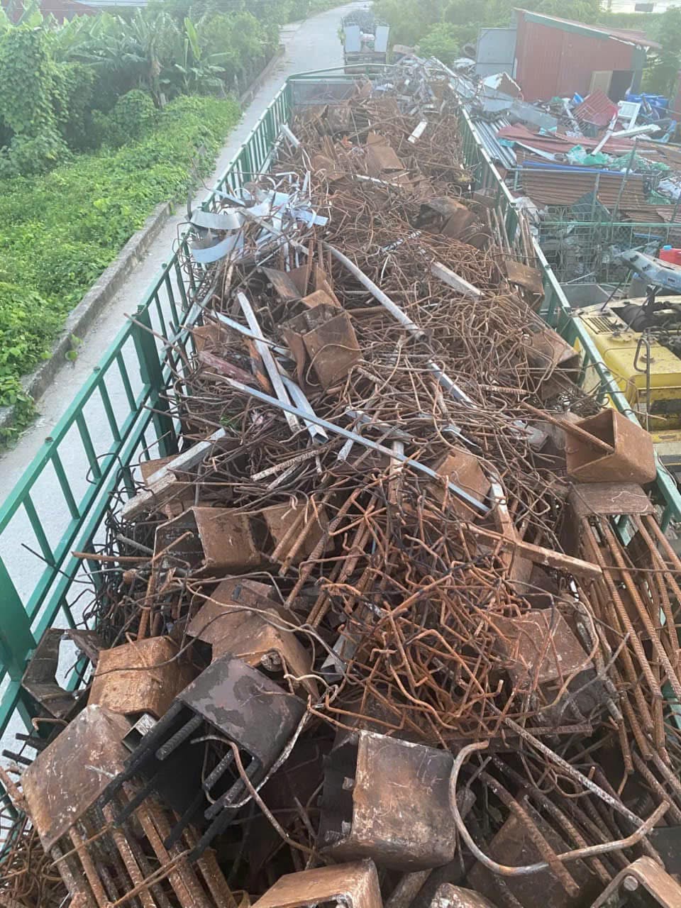 xe tải chuyên chở đồ cũ và phế liệu của chúng tôi tại quận 4